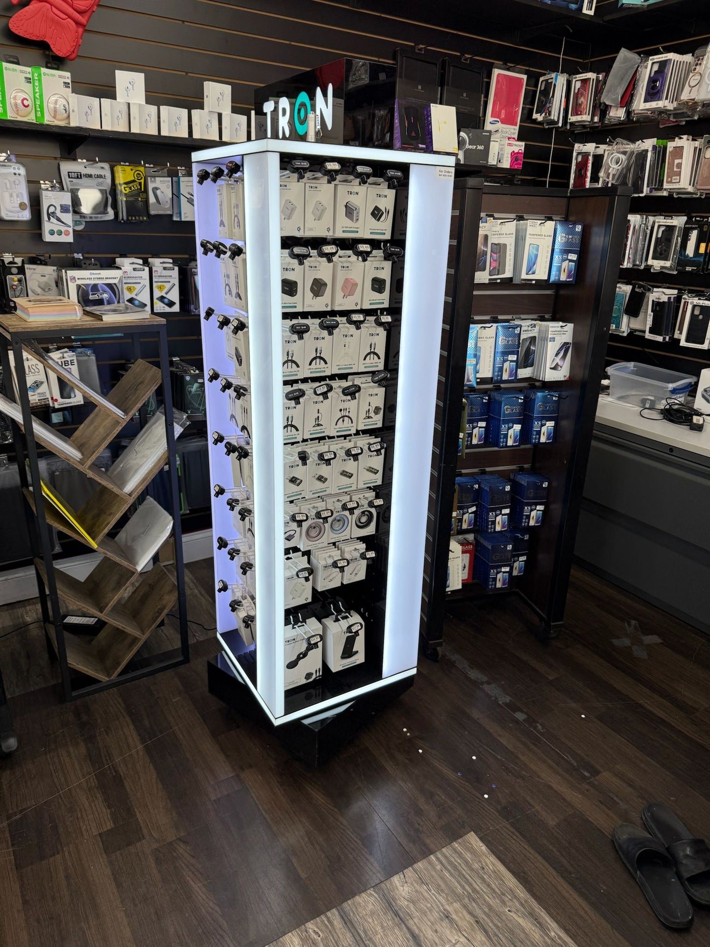 Display Case TR270-166 Products • 80–100 Product Variations •